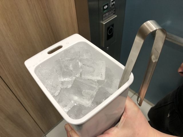 製氷機で氷を持ってきた画像